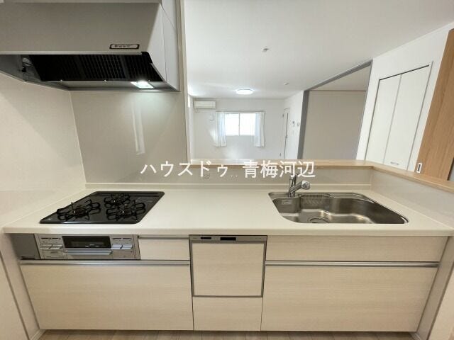 キッチン:ホワイトを基調とした明るい印象のキッチンです。収納がたっぷりあるのですっきりと片付けることができます。お料理の段取りもよくなりそうです。