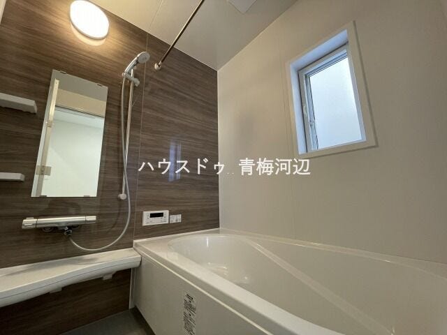 浴室:落ち着いた木目調の壁がオシャレな浴室でゆったりとバスタイムを過ごせそうです。1日の疲れもしっかり癒すことができそうです。