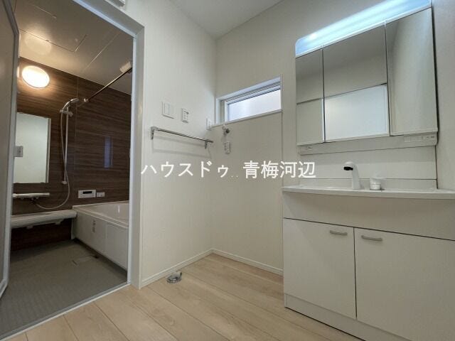 洗面所:洗濯機置き場の上には窓があり、こもりがちな湿気もしっかり換気することができます。洗面台の下や三面鏡の裏には収納がありすっきりと片付けることができます。