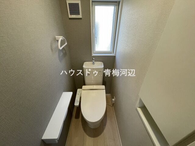 トイレ:収納スペースがあるので、お掃除グッズやトイレットペーパーのストックなどをしまうことができます。棚もあるので小物を置くことができます。
