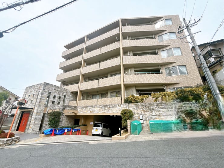 【外観】
「富雄駅」より徒歩約8分の立地◎