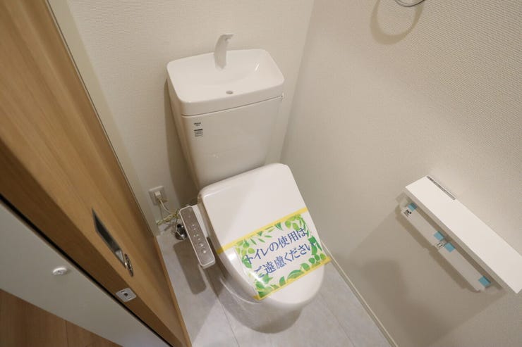 トイレ 同仕様
温水洗浄便座♪
寒い季節も快適です♪