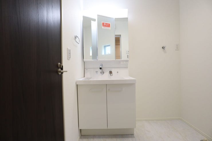 洗面所 同仕様
シャワー付き洗面化粧台♪
朝の身支度も楽々♪