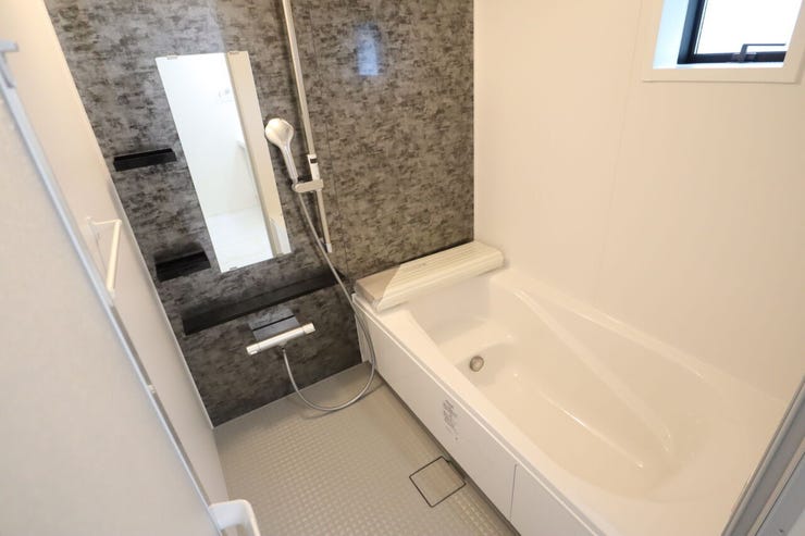 浴室 同仕様
ゆったりくつろげるバスルーム♪
小窓付きで換気もバッチリです♪