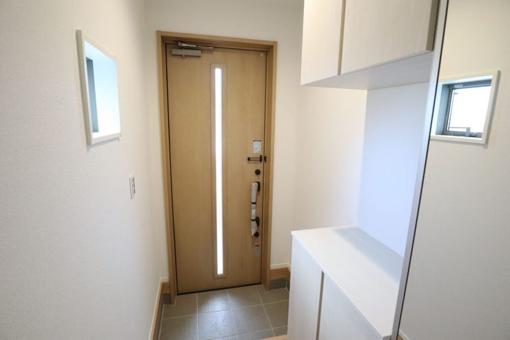 玄関 同仕様
シューズボックス付きの玄関♪
玄関がスッキリとお使いいただけます♪