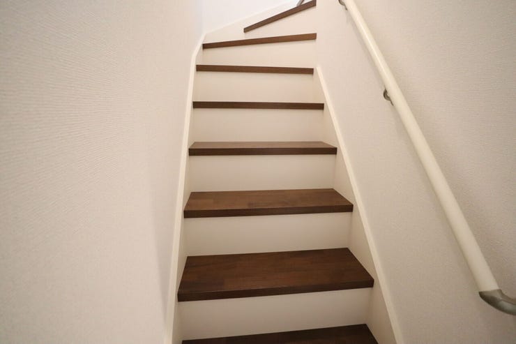 階段 同仕様
小さなお子様からご年配の方まで安心の手すり付き階段♪