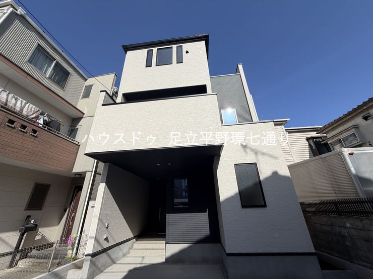 【外観】
スタイリッシュなモノトーン外観。バルコニーとビルトイン車庫を備えた都市型3階建て住宅です。