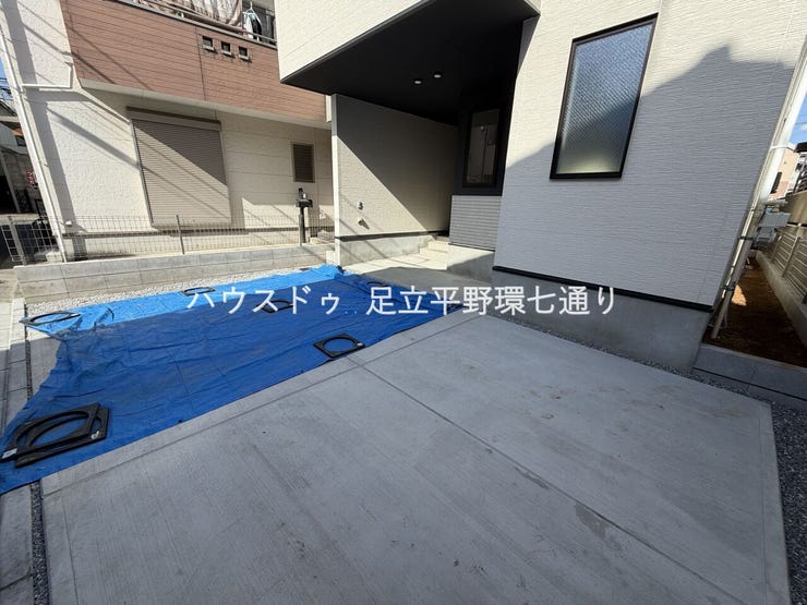 ビルトイン車庫付きで雨の日も安心。前面道路から出入りしやすい駐車スペースを確保しています。