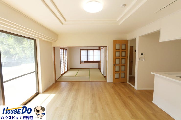 家族の集まるリビングは和室と合わせて20.5帖とゆとりある空間です。