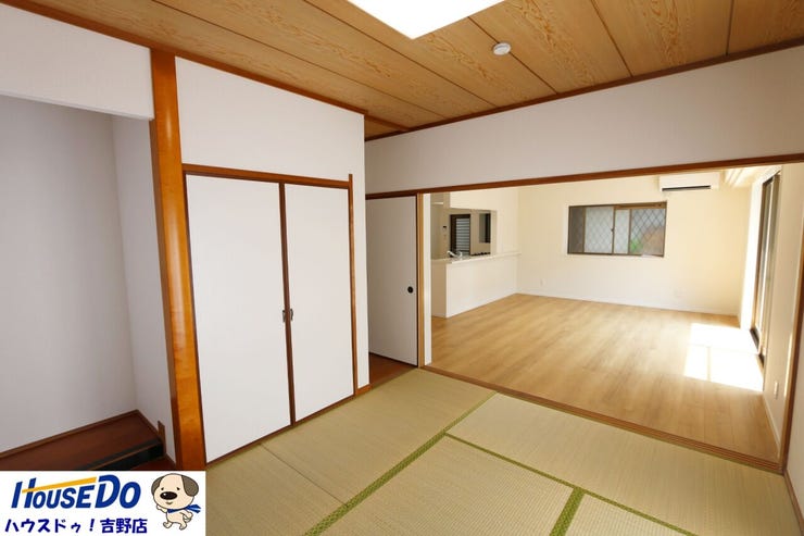 リビングからも廊下からも出入りが出来るので、客間として活用した際は来客のプライベートも保てます。