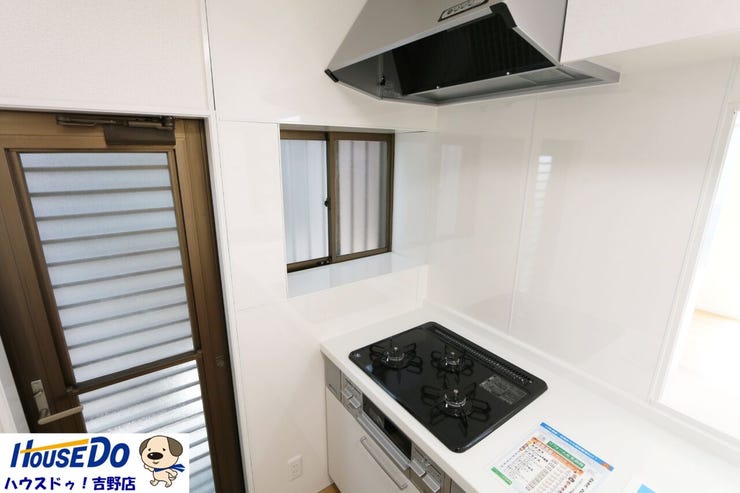 キッチン横には勝手口があるので、玄関まで行かなくても家に出入りできるのは便利ですね♪