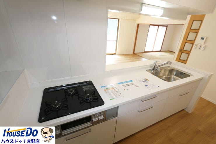 【システムキッチン】調理器具や調味料などがすっぽり収まり、出し入れも簡単なスライド収納となっています。