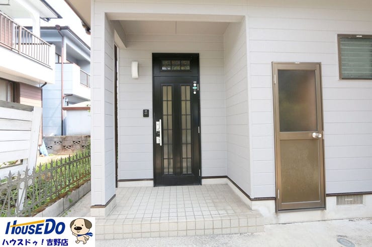 玄関には屋根があるので、雨の日でもゆとりをもって出入りできますね♪