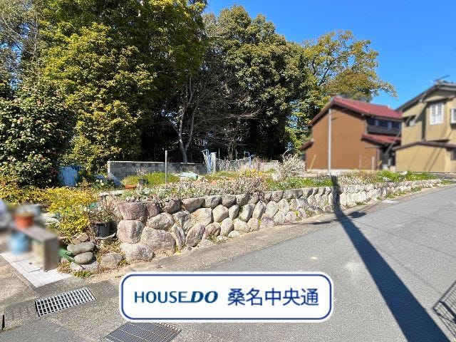 小学校まで徒歩4分で通学も安心ですね。スーパーまで車で5分なので、仕事帰りにも立ち寄りやすいです。