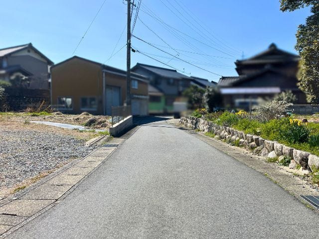 幅員約3.5mの前面道路です。車1台が速度を落として通ることができます。騒音の影響が少ない道路です。