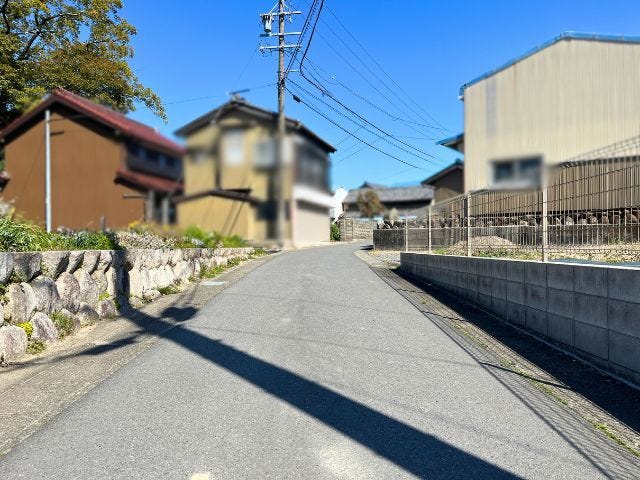 幅員約3.5mの前面道路です。大型車の通行が少ないので騒音の心配がありません。