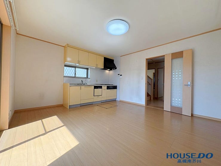 【ダイニングキッチン】
オーソドックスなダイニングキッチンですが、南側は公園で陽当たり抜群