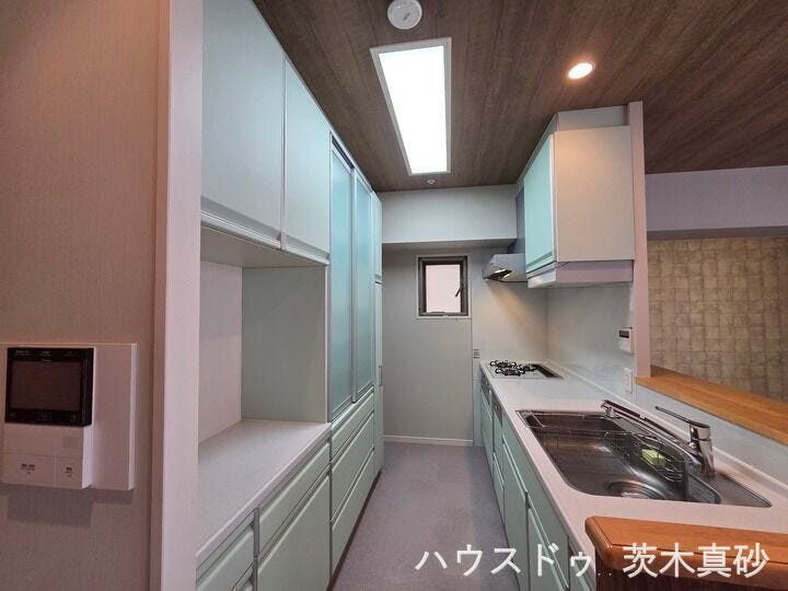 【爽やかな大容量キッチン】
ミントグリーンが映える洗練空間。
豊富な壁面収納と便利な小窓で家事も快適に。