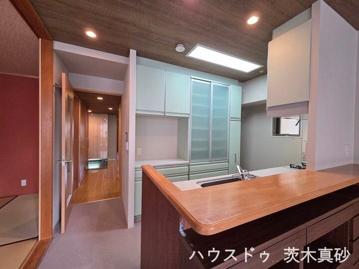 【デザイン×機能の対面キッチン】
大容量の背面収納と廊下へのスムーズな動線。
日々の家事を快適にサポートします。