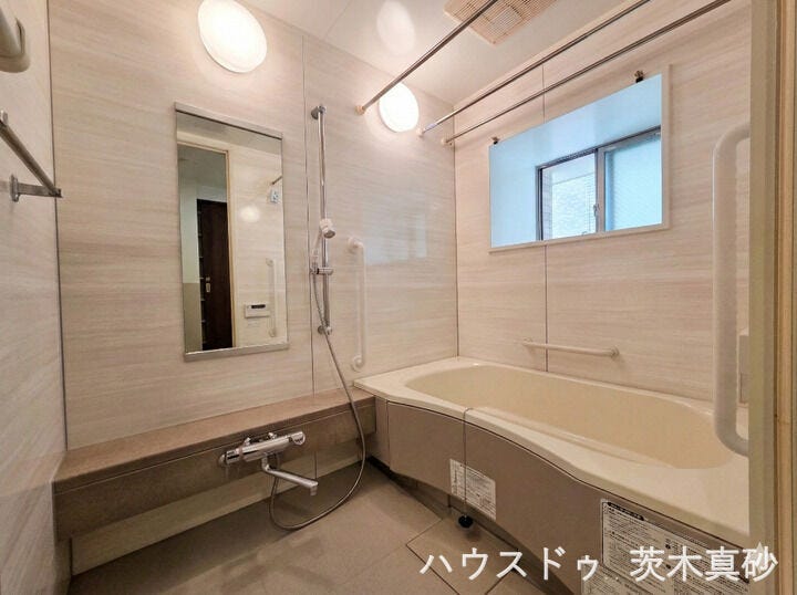【明るく清潔感のあるバスルーム】
窓付きで採光・換気良好!
手すりや室内物干しポールなど、安全性と毎日の使いやすさ。
充実設備のくつろぎ空間です。