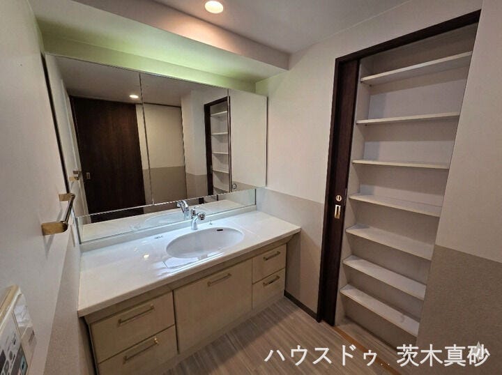 【ワイドな三面鏡と大容量のリネン庫】
機能的でスタイリッシュな洗面空間です。
朝の支度にゆとりが生まれる、清潔感あふれるお部屋です。