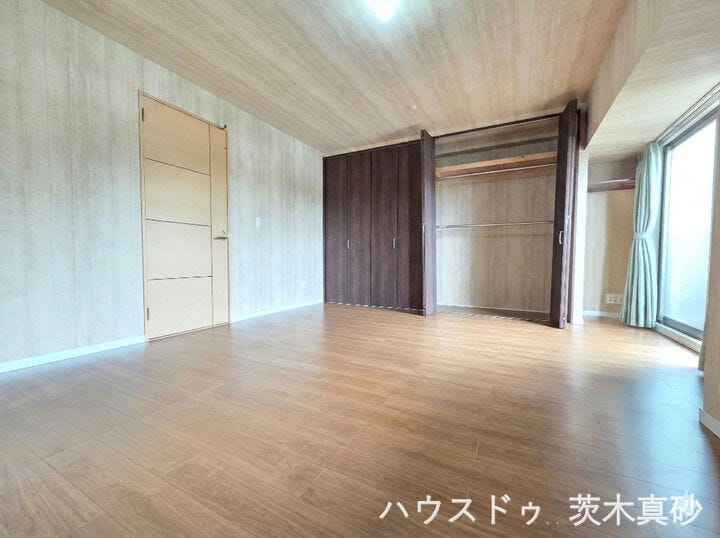 【木の温もりを感じるナチュラル空間】
天井や壁の木目調が落ち着くお部屋。
便利な大容量クローゼットも完備しています。