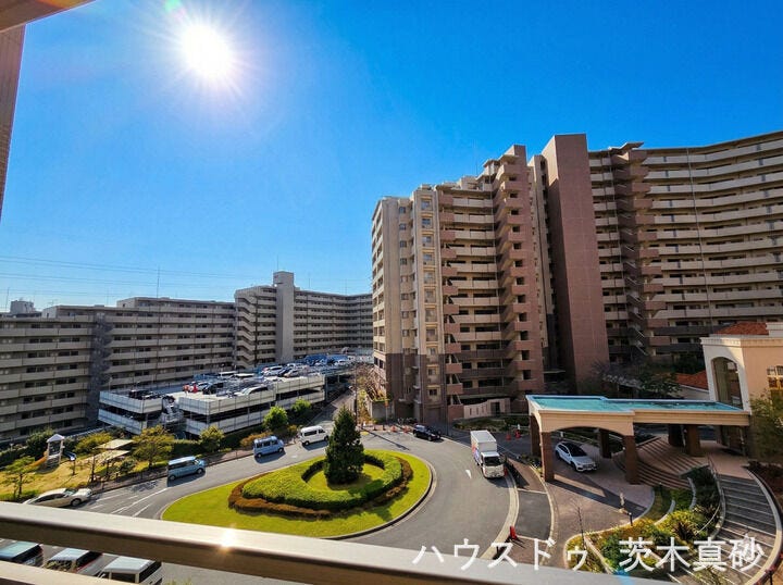 【陽光降り注ぐ、開放的な眺望が魅力のお部屋】
目の前を遮る建物がなく、バルコニーからは青空と敷地内の豊かな緑を見渡せます。
ゆとりある敷地が生み出す、心地よい住環境と景色をお楽しみください。