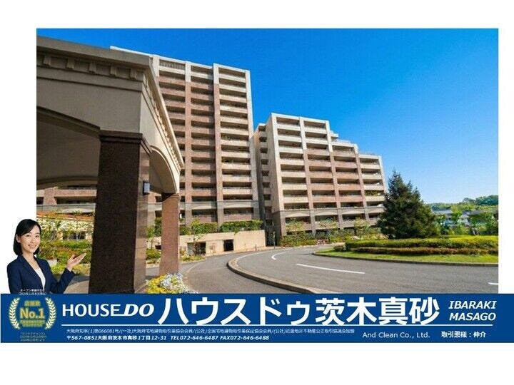 【外観】
【緑豊かなアプローチが迎える重厚感あふれるエントランス】
ゆとりあるロータリー式の車寄せを備えた堂々たる佇まい。
美しく手入れされた植栽が、毎日の暮らしに彩りと落ち着きを与えます。