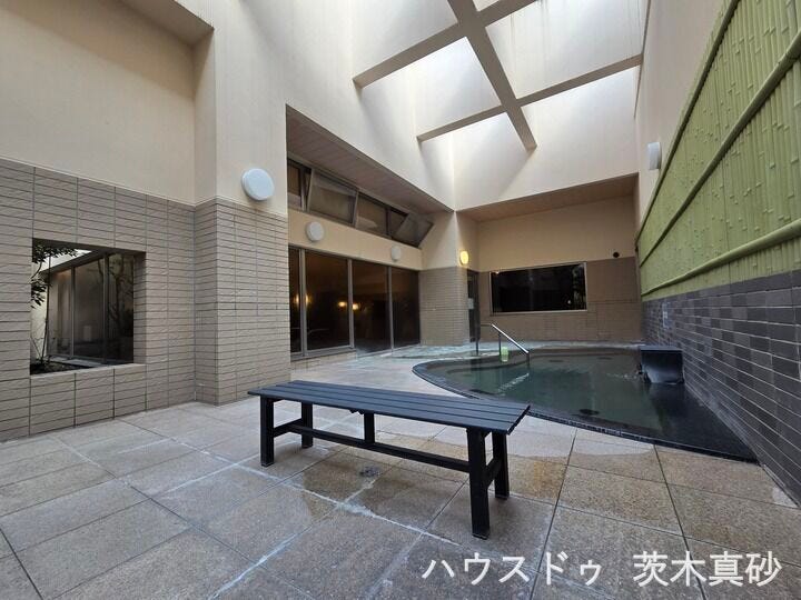 【心地よい外気と空を仰ぐ露天風呂エリア】
マンション内に居ながら、外の空気を感じてリフレッシュできる本格的な露天風呂です。空を眺めながら、日々の疲れをゆったりと癒す至福の時間をお楽しみいただけます。