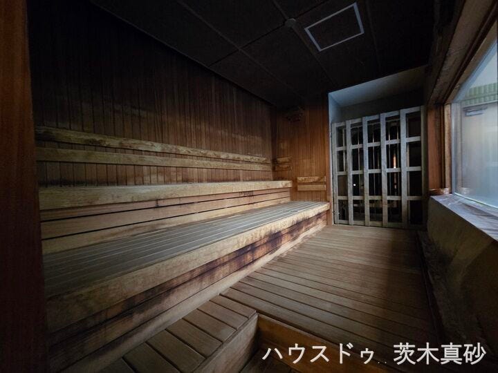 【マンション内で「ととのう」至福の時間を。本格ドライサウナ】
木の香りに包まれる、ゆったりとした広さの本格的なドライサウナです。遠出することなく、日々の疲れをリフレッシュできる贅沢な環境が整います。