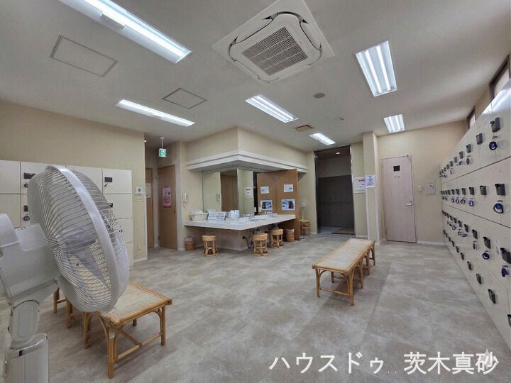 【湯上がりも快適に過ごせる、広々した清潔な更衣室】
鍵付きロッカーや広々とした洗面台を完備した、ゆとりある脱衣スペース。入浴後もゆったりと落ち着いて身支度を整えられます。※女性側はもう少し広いです♪