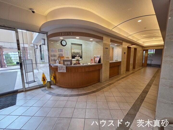 【長谷工コミュニティによる日勤管理で安心のロビー】
管理人さんが日々の暮らしをサポートする頼もしいフロント仕様です。明るく広々とした上質な空間が、ご家族やゲストを優しく出迎えます。