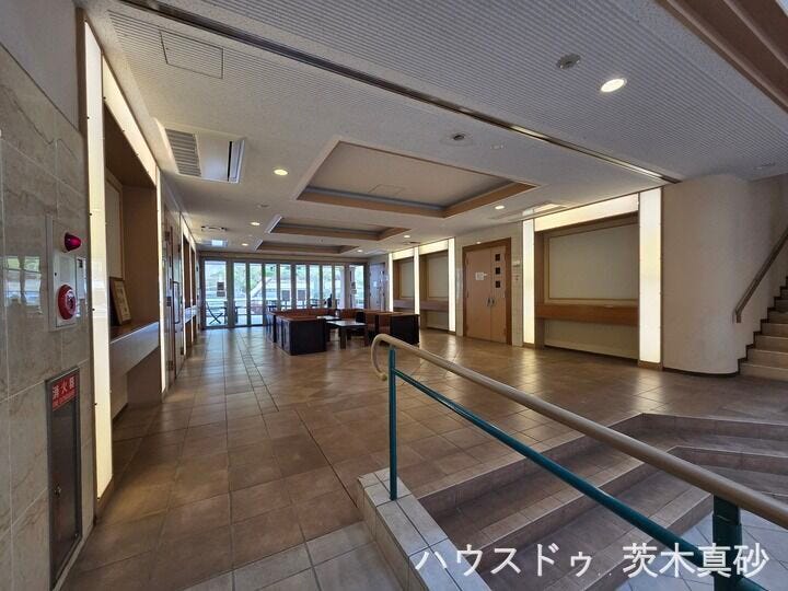 【エントランスの先に広がる、ホテルライクな空間】
ゆったりとくつろげるソファスペースを備えた、開放感あふれる広々としたロビー。窓から光が差し込む上質な空間が、ご家族やゲストを優しくお迎えします。