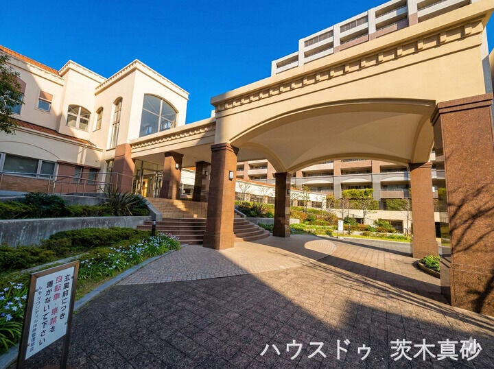 【ホテルライクな車寄せを備えた重厚感あふれるエントランス】
大きなアーチと柱が目を惹く上質なアプローチ空間。
美しく手入れされた緑豊かな植栽が、住まう人を優雅に出迎えます。