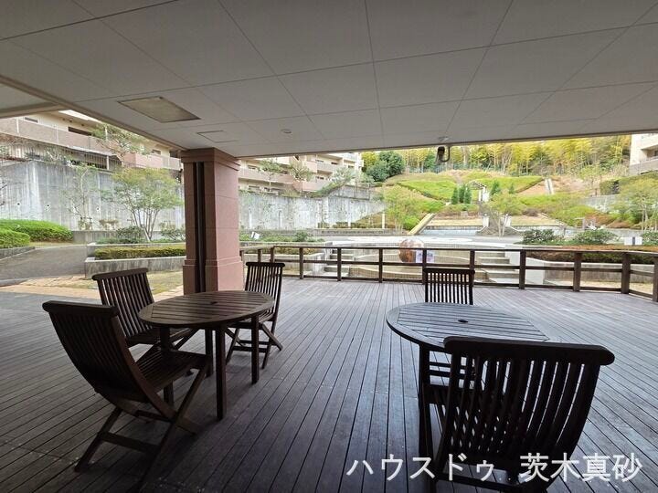 【四季の移ろいを感じる、居住者専用のプライベートガーデン】
ロビーを抜けると、ウッドデッキテラスと緑豊かな庭園が広がります。自然の息吹を感じながら、ゆったりとした時間を過ごせる癒しの空間です。