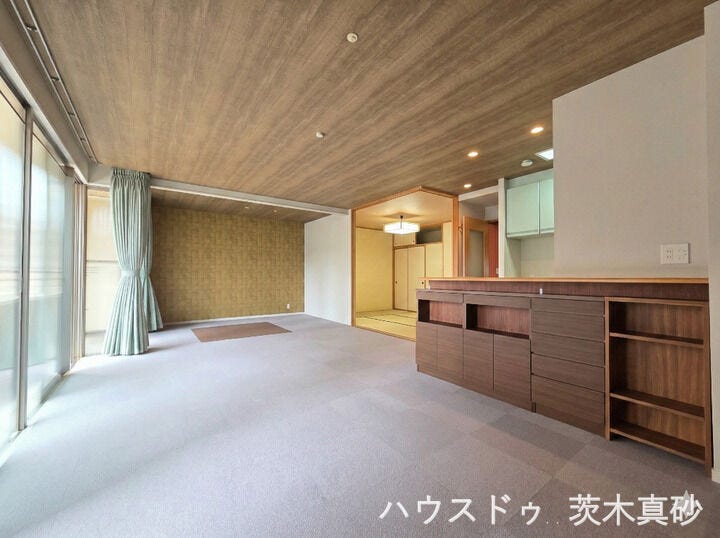 【和モダン×充実収納】
木目調天井と陽光が美しい広々リビング。
便利な造作家具と奥に和室を備えた、デザインと機能性が調和する快適空間です。