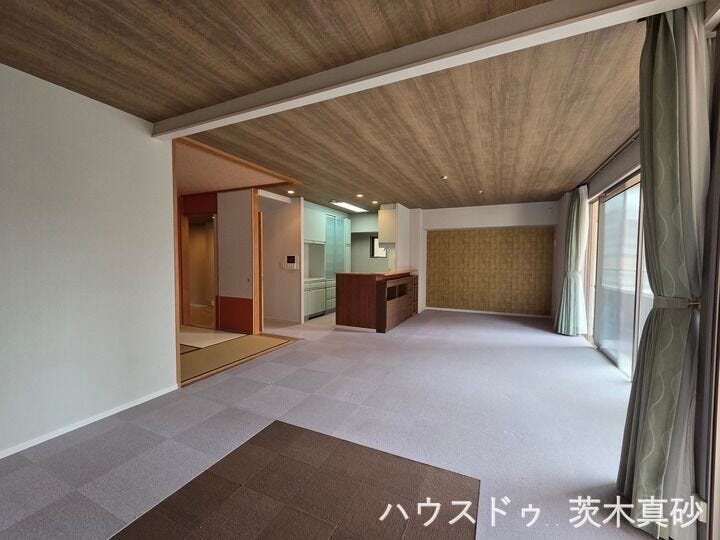 【和モダン×開放感】
木目調天井が目を引く広々リビング。
対面式キッチンと続き間の和室を備えた、ゆとりと使い勝手の良い空間です。