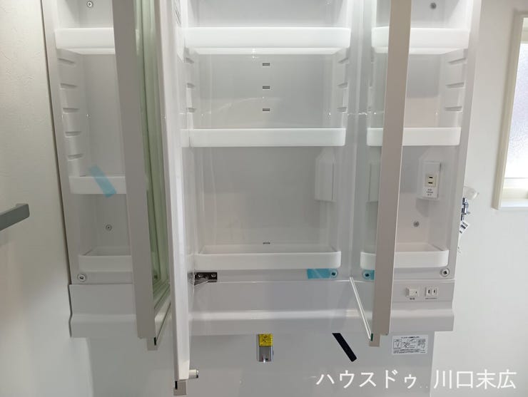 洗面化粧台の三面鏡裏は、小物をすっきりと収められる収納スペースになっています。コンセントも内蔵されており、電動歯ブラシなどの充電にも便利です。