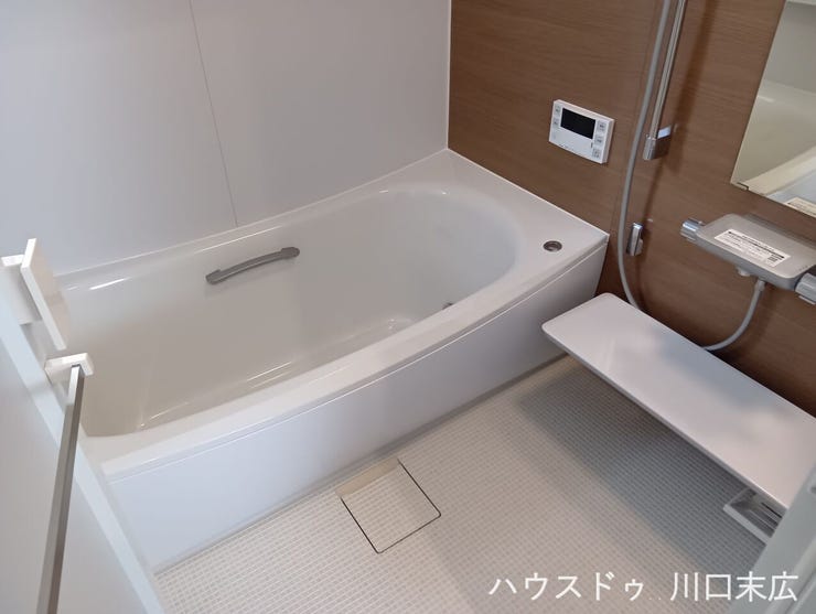 木目調のアクセントパネルが癒しの空間を演出するユニットバス。足を伸ばしてくつろげる浴槽と滑りにくい床材を採用し、一日の疲れを癒すリラクゼーションスペースです。