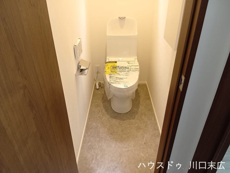 衛生的にご使用いただける温水洗浄便座を備えたトイレ。手洗い一体型で省スペースを実現し、シンプルで清潔感のあるプライベート空間に仕上がっています。