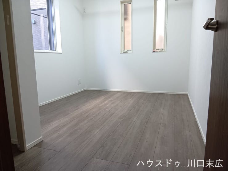 どのようなインテリアにも馴染みやすい、シンプルな内装の洋室。主寝室としてはもちろん、子供部屋や趣味の部屋など、用途に合わせて自由にレイアウトを楽しめます。