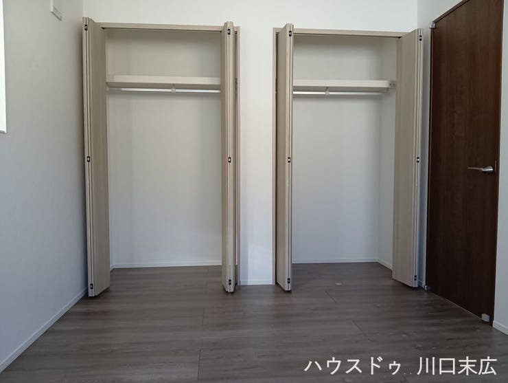 お部屋をすっきりと保つことができる、大容量のクローゼットを備えた洋室。収納家具を最小限に抑えることで、居住スペースをより有効に活用できます。