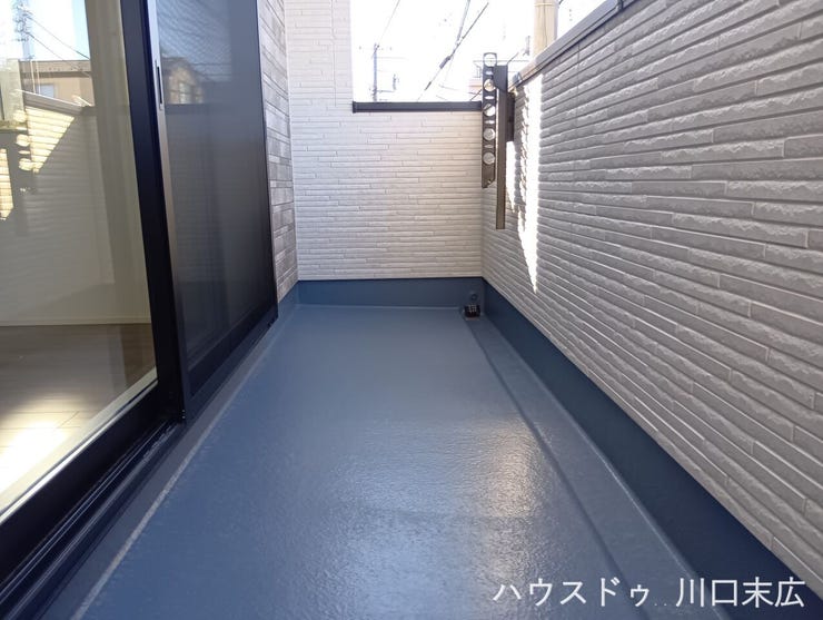 お手入れがしやすく、水はけの良い床材を採用したバルコニー。物干し金物も備わっており、洗濯物や布団を干すスペースとして活躍します。