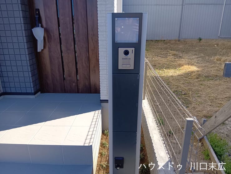 来訪者の顔をモニターで確認できるTVモニター付きインターホンを備えています。予期せぬ来客時も対応しやすく、毎日の暮らしに安心感をもたらす心強いセキュリティ設備です。