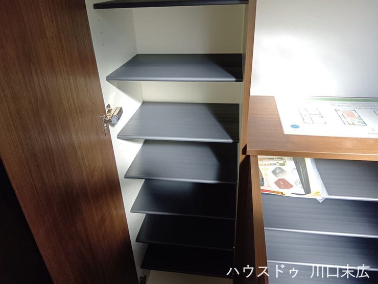 可動棚を採用した大容量のシューズボックス。ブーツや長靴など高さのある靴もすっきりと整理でき、常に整頓された美しい玄関を保つことができます。