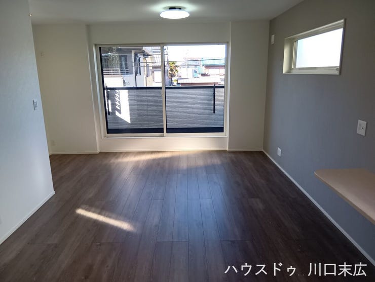 落ち着いた色合いの木目調フローリングが空間全体に温もりを与えます。ご家族が自然と集まり、くつろぎの時間を共有できるメインステージとなるリビングダイニングです。