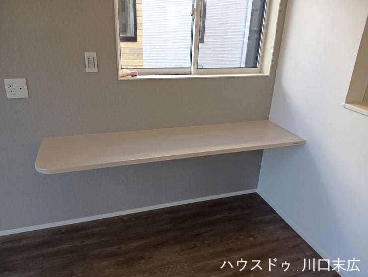 リビングの一角には便利な造作カウンターを備えています。テレワークのワークスペースや、お子様のスタディスペースなど、ライフスタイルに合わせて多目的に活用できます。