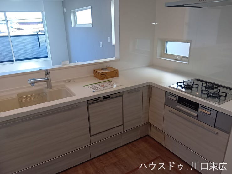 空間に調和するスタイリッシュなシステムキッチン。お手入れのしやすいワークトップと3口ガスコンロを備え、毎日の料理をより快適に、効率的にサポートします。