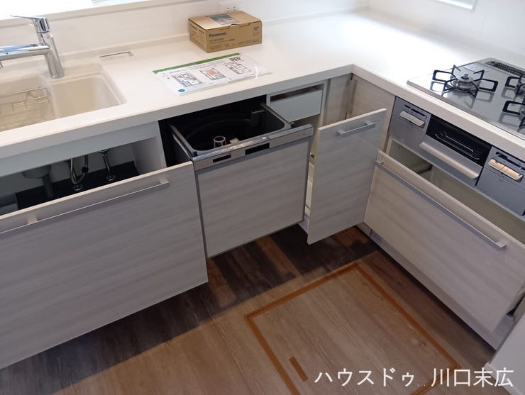 ビルトインタイプの食器洗乾燥機を標準装備。家事の負担を大幅に軽減し、食後の家族団らんの時間をより豊かに演出する頼もしい機能設備です。