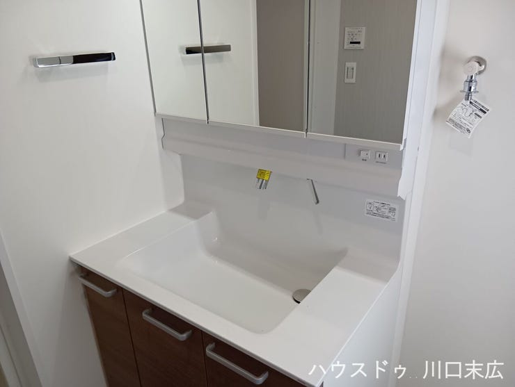 継ぎ目がなくお手入れがしやすい洗面ボウルを採用した洗面化粧台。身支度の時間をスムーズにする機能性と、清潔感を保ちやすいデザイン性を両立しています。